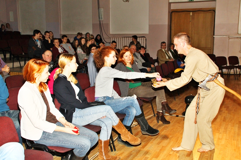 Emocionālākais brīdis izrādē «Karavīrs». Cik svešās zemēs nokļuvušo kamoliņu atgriezīsies pie karavīra, kuru tēlo Edgars Lipors?
Autors: Uldis Varnevičs