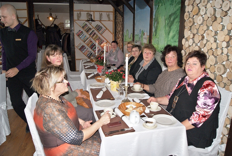 Biedrības «Apvārsnis» dalībnieces kopīgā svētku pēcpusdienā apsprieda mazās uzņēmējdarbības pieredzi pērn un vērtēja šī gada perspektīvas.
Autors: no biedrības «Apvārsnis» albuma.