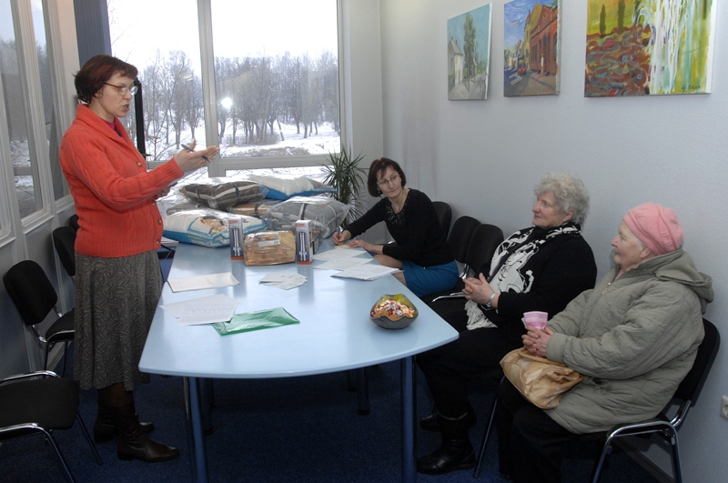 Ieva Ruķere (no labās) un Irēna Strautiņa, avīzes lasītājas, uz labu laimi nosauca laimējušos abonentu saraksta numurus. Izlozi vadīja avīzes mārketina speciāliste Dace Karļuka, protokolēja Agra Kilbloka.

Autors: Ivars Bogdanovs