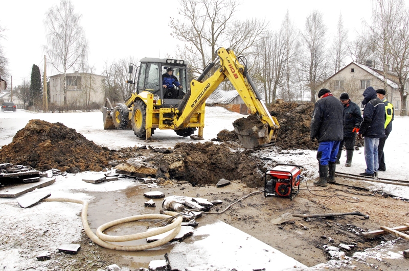 SIA «Īslīces ūdens» strādnieki bojājumu novērsa divu stundu laikā. 
Autors: Ivars Bogdanovs