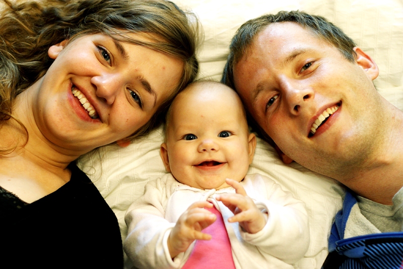 Meita Estere 2014. gadā piedzima mežotnieces Lanas un rīdzinieka Kristapa Āboltiņu ģimenē. Jaunie vecāki ir kristiešu draudzes «Dieva mājas» aktīvi locekļi un vārdu meitai izvēlējās no Bībeles. Tulkojumā no senebreju valodas Estere nozīmē ‘apslēpts, noslēpums’. Bauskas novadā pērn šis bijis populārākais vārds jaundzimušajām meitenēm.
Autors: no albuma.