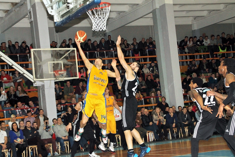 Kristaps Janičenoks no «Ventspils» uzbrūk «VEF Rīga» grozam. Viņu cenšas nosegt Ronalds Zaķis.
Autors: Uldis Varnevičs