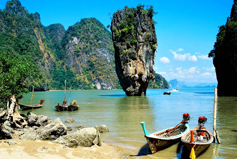 Krabi reģions ir slavens ar savām pludmalēm, burvīgiem dabasskatiem, kurus veido klintis, kas kā aisbergi slejas ārā no Andamanu jūras. 
Autors: no albuma