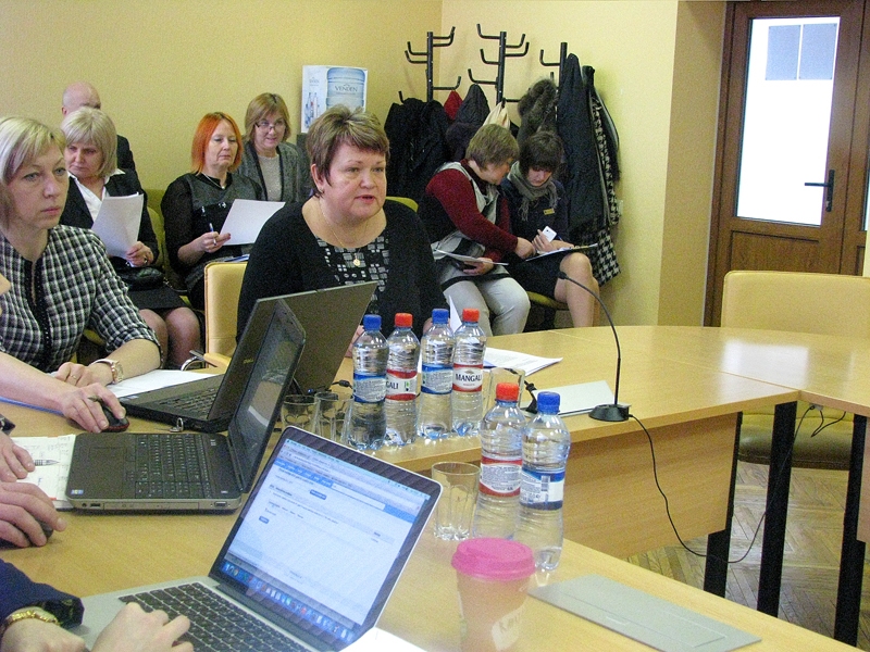 Bauskas novada domes finanšu komitejas sēdē 22. janvārī Bauskas novada dzimtsarakstu nodaļas vadītāja Sandra Kolberga pārliecināja deputātus, ka pāriem, kas kopdzīvē aizvadījuši 50, 60 vai 70 gadu, pienākas naudas pabalsts. 
Autors: Vilnis Auzāns