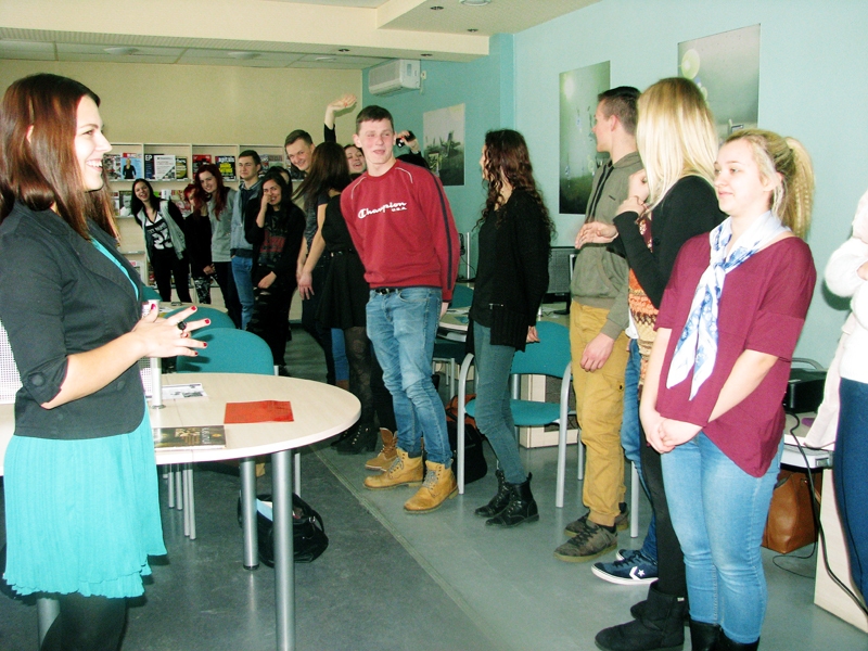 Annija Bergmane, jauniešu organizācijas «Klubs «Māja»» dalībniece (no kreisās), skolēniem ne tikai lasīja izglītojošu lekciju, bet arī vadīja atraktīvas izziņas spēles.
Autors: Vilnis Auzāns