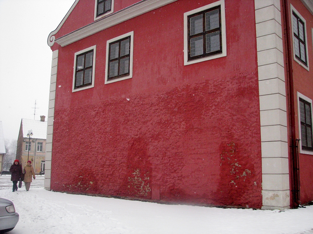 Bauskas atjaunotā Rātsnama gala sienu posta mitrums, te krīt nost apmetums. Izskanējis priekšlikums te uzstādīt divas vēsturiska stila tirgus būdiņas. Tās varētu praktiski izmantot, kā arī būtu noslēpts nesmukums.

Autors: Vilnis Auzāns