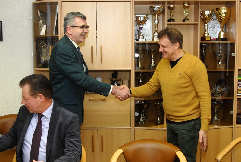 Bauskas novada domes priekšsēdētājs Raitis Ābelnieks novēl Imantam Svētiņam (no labās) sekmīgi pildīt SIA «Bauskas ūdenssaimniecība» valdes locekļa amata pienākumus. 

Autors:  Ivars Bogdanovs