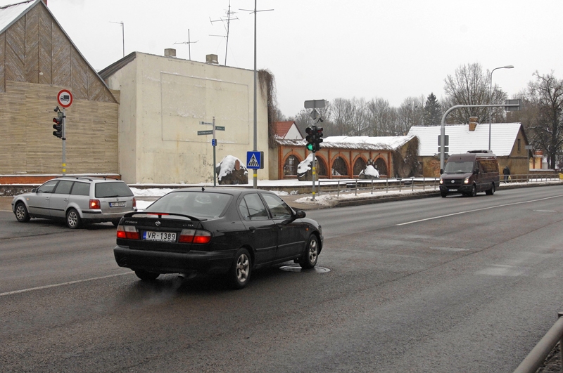 Kalna ielā Bauskā kreisā pagrieziena veikšana uz Plūdoņa ielu būtu drošāka, ja luksoforā virs sarkanās gaismas signāla novietotu vēl vienu. Tajā vajadzīgajā brīdī iedegtos sarkanā krusta signāls. 

Autors: Ivars Bogdanovs