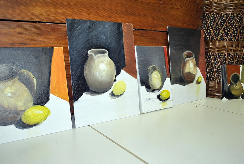 Darbnīcas dalībnieku pirmās gleznas sarindotas salonā, dažs jau paņēmis darbiņu uz mājām.
Autors: Madara Ērgle