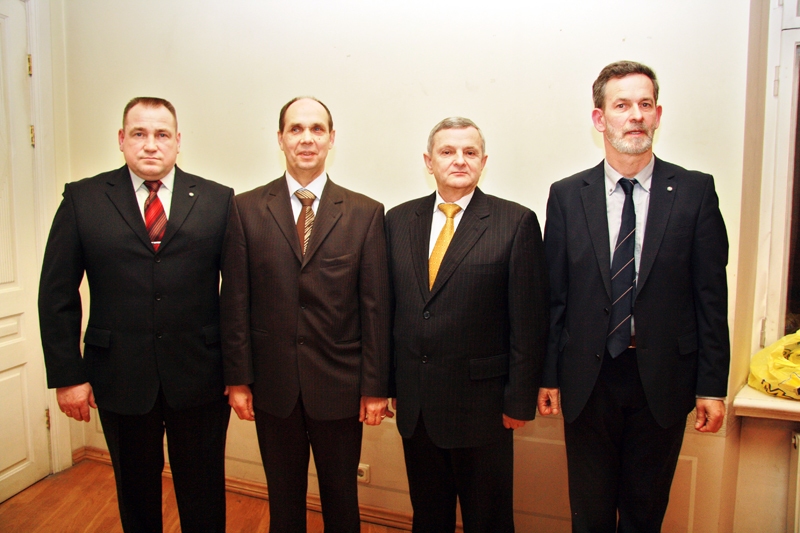 Bauskas bijušie miliči, kuri 1991. gada janvārī sargāja Iekšlietu ministriju pret OMON uzbrucējiem, satikās 20. janvārī Rīgā. No kreisās – Agris Kociņš, Renārs Zaļais, pirmais no labās – Valērijs Markūns. Viņu pulkā otrais no labās – toreizējais Bauskas milicijas priekšnieks Aleksandrs Matvejevs. 