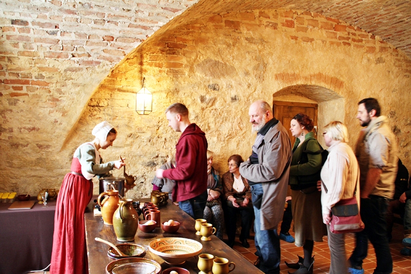 Bauskas pils muzejā Senā dzīvesveida skolas kārtējo pasākumu apmeklēja neierasti daudz interesentu. Attēlā no kreisās – muzeja speciāliste Ilona Ozola.
Autors: Ilva Neimane