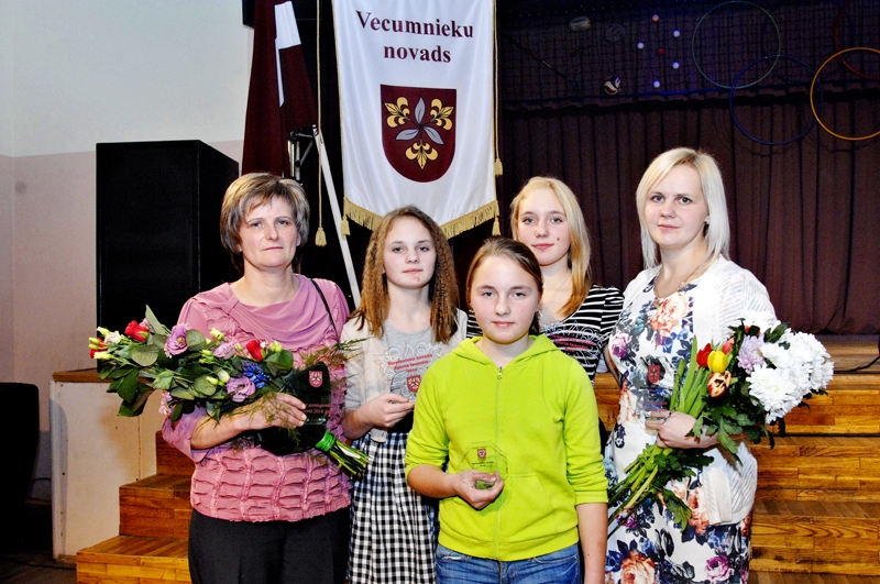 Māsas Cimermanes – Airisa (vidū no kreisās), Elvita un Airita kopā ar trenerēm Gitu Briņķi (no kreisās) un Inu Lukjaņinu.
Autors: Ivars Bogdanovs