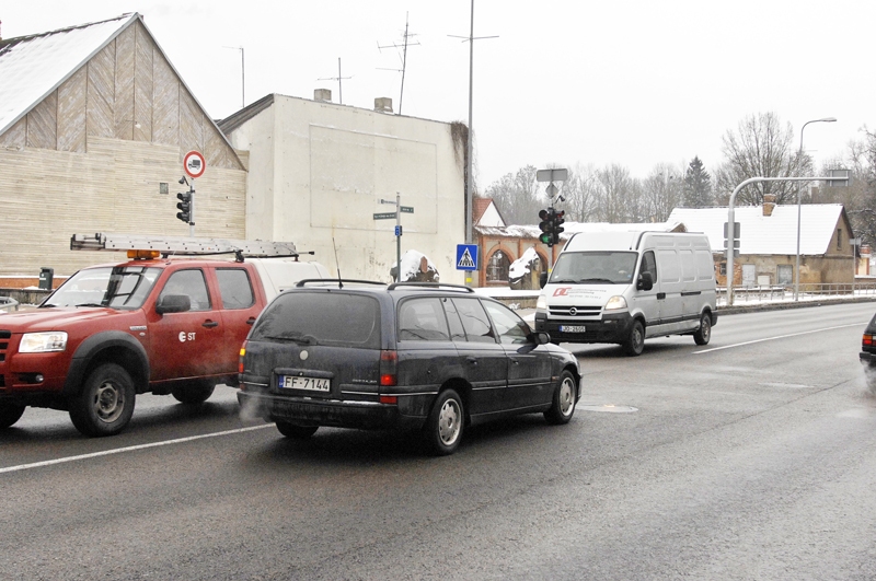 Kalna ielā Bauskā kreisā pagrieziena veikšana uz Plūdoņa ielu būtu drošāka, ja luksoforā virs sarkanās gaismas signāla novietotu vēl vienu. Tajā vajadzīgajā brīdī iedegtos sarkanā krusta signāls. 
Autors: Ivars Bogdanovs