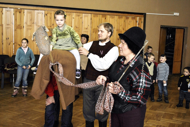 Līksmākie brīži bija budēļu rotaļas un zirga vadāšana ar mazo jātnieci. 
Autors: Madara Ērgle