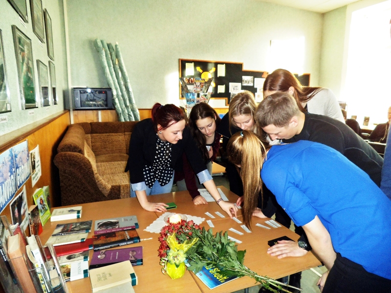 12.c klases audzēkņi izstādē meklē fotogrāfijām piemērotus nosaukumus. 
Autors: no ģimnāzijas arhīva