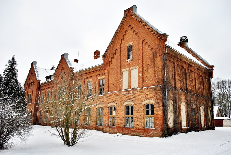 Sarkanā skola no ārpuses izskatās gana labi, taču drošai un ērtai izmantošanai tās iekštelpās būtu jāiegulda ievērojami līdzekļi.
Autors: Madara Ērgle