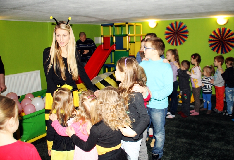 Aiva Aišpure (no kreisās) izklaidē bērnus rotaļu istabas «Bitīte» atklāšanas sarīkojumā.
Autors: Uldis Varnevičs