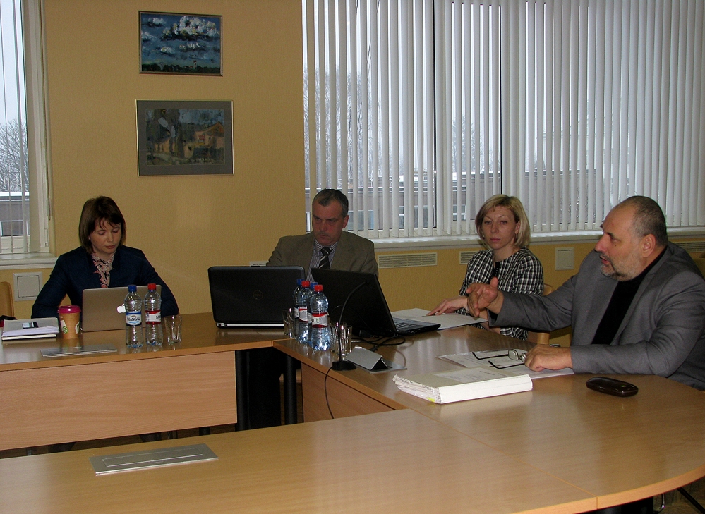 Bauskas pils muzeja direktoram Mārim Skanim (no labās) izdevās pārliecināt finanšu komitejas deputātus par naudas piešķiršanu gan viesnīcas mēbeļu, gan virtuves iekārtu iegādei.

Autors: Vilnis Auzāns