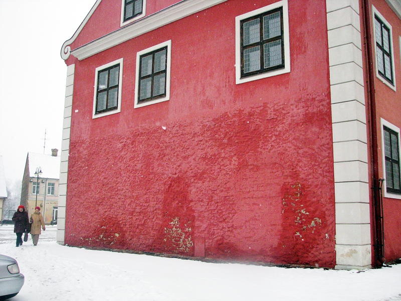 Atjaunotā Bauskas Rātsnama gala sienu bojā mitrums. Izskanējis priekšlikums te uzstādīt divas vēsturiska stila tirgus būdiņas. Tās varētu praktiski izmantot, kā arī būtu noslēpts nesmukums.
Autors: Vilnis Auzāns