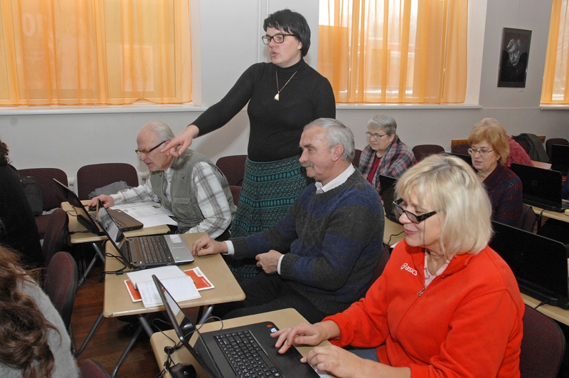 Pasniedzēja Aija Virse (otrā no kreisās) ar saviem audzēkņiem – iecavniekiem Olģertu Liepiņu (no kreisās), Jāni Liepiņu un Solveigu Liepiņu. 

Autors: Ivars Bogdanovs