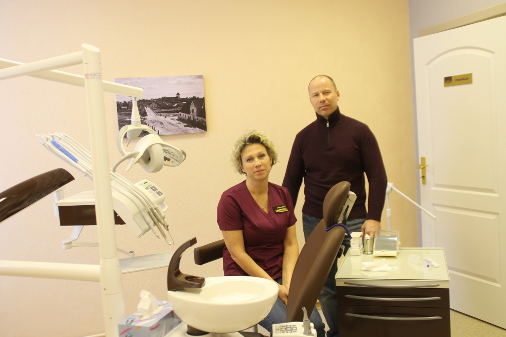 Natālija un Ivars Blažēvici cer, ka jaunā zobārstniecība spēs viņus nodrošināt ar iztiku. 
Autors: Uldis Varnevičs