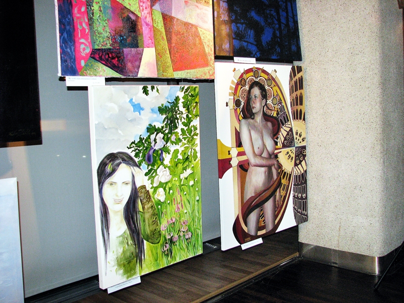 Mārītes Šulces darbs (lejā no kreisās) skatāms izstādē «Gada glezna», kas iekārtota Dailes teātra mākslas telpā «Brīvības 75». 
Autors: Vilnis Auzāns