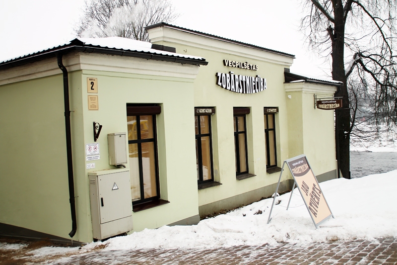 Bauskā, Kalna ielā, durvis vērusi jaunā «Vecpilsētas zobārstniecība». 
Autors: Uldis Varnevičs