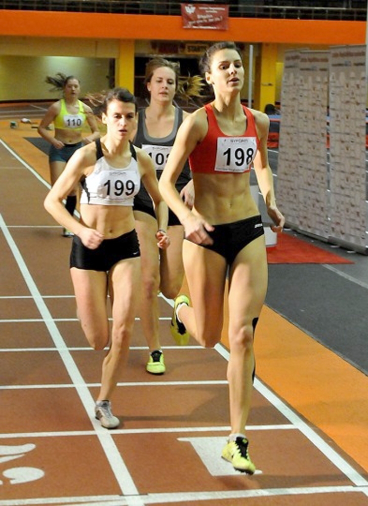 Solvitai Dzilnavai (no labās) neizdevās visu skrējienu apsteigt Ilonu Dramačonoku (no kreisās). 
Autors: Romualds Vambuts, lat-athletics.lv