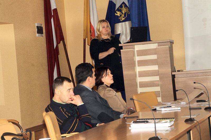 Daces Vilmanes (no labās) stāstītajā ieklausās Bauskas novada attīstības un plānošanas nodaļas vadītāja Ilze Tijone, zemnieks un domes deputāts Arnolds Jātnieks un uzņēmējs Aivars Svarenieks. 
Autors: Uldis Varnevičs