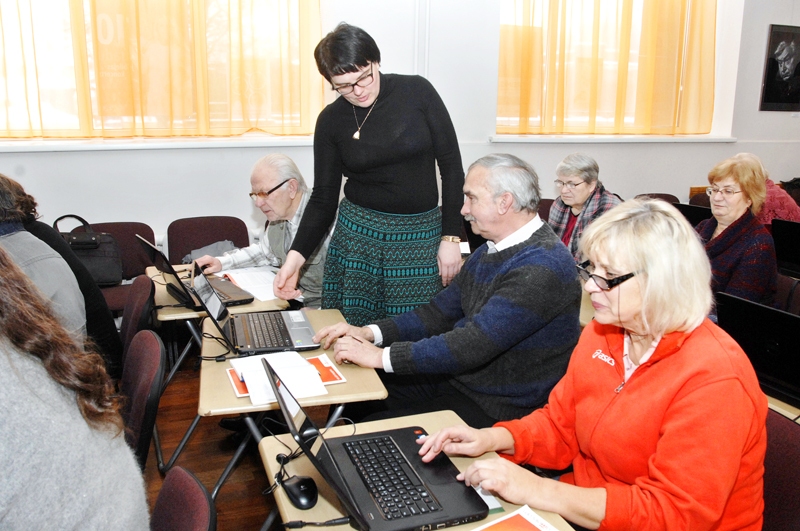 Pasniedzēja Aija Virse strādā ar saviem audzēkņiem – iecavniekiem Olģertu Liepiņu (no kreisās), Jāni Liepiņu un Solveigu Liepiņu. 
Autors: Ivars Bogdanovs