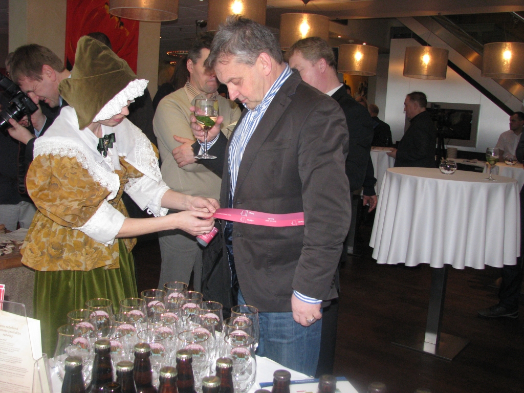 Inese Turkupole-Zilpure, Bauskas tūrisma informācijas centra vadītāja, izstādes «Balttour 2015» apmeklētājiem sola dažādus atraktīvus piedāvājumus. Daudzi, iespējams, gribēs nomērīties ar čarkometru.

Autors: Vilnis Auzāns