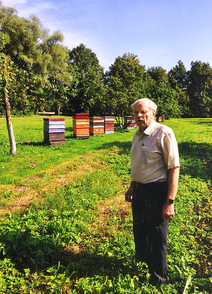 Jubilāra aizraušanās ir bites. Piemājas dārzā ir 25 bišu stropi, un medu viņš dāvā visiem kolēģiem un radiem. Bilde tapusi pagājušajā vasarā.
Autors: no personīgā albuma