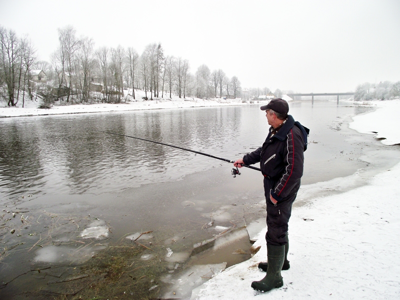 Antons, palicis bez ledus, cenšas baudīt makšķerēšanas priekus, kā māk, izmantojot kātu. Viņš ķer raudiņas, lai pēc tam nodotos copei «uz dzīvo».
Autors: Artūrs Dulbe