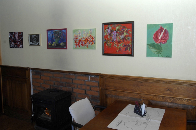 Kafejnīcā «Čuguna roze» A. Ludviga eksponē galvenokārt mākslas studijā «Meistars Gothards» gleznoto.
Autors: Ivars Bogdanovs