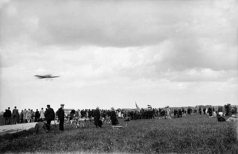 Svētkos Bauskas lidlaukā, 20. gs. 30. gadi. 
Autors: Žanis Ruķeris, no Bauskas muzeja krājuma.