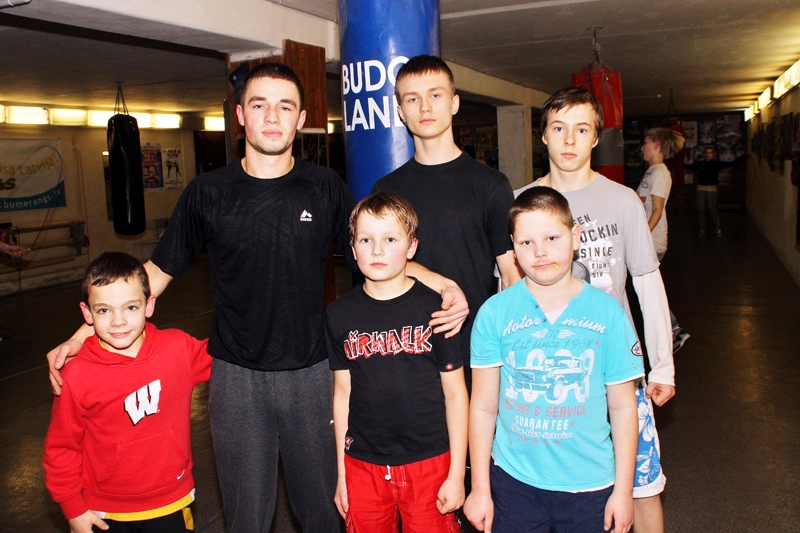 Pasvalē Bauskas boksa klubu pārstāvēja Kristers Vinkšņa (no kreisās), Dinārs Skripkins, Dāvis Akmans, Ervīns Mališevs, Mārtiņš Purviņš un Andris Skukausks.
Autors: Uldis Varnevičs