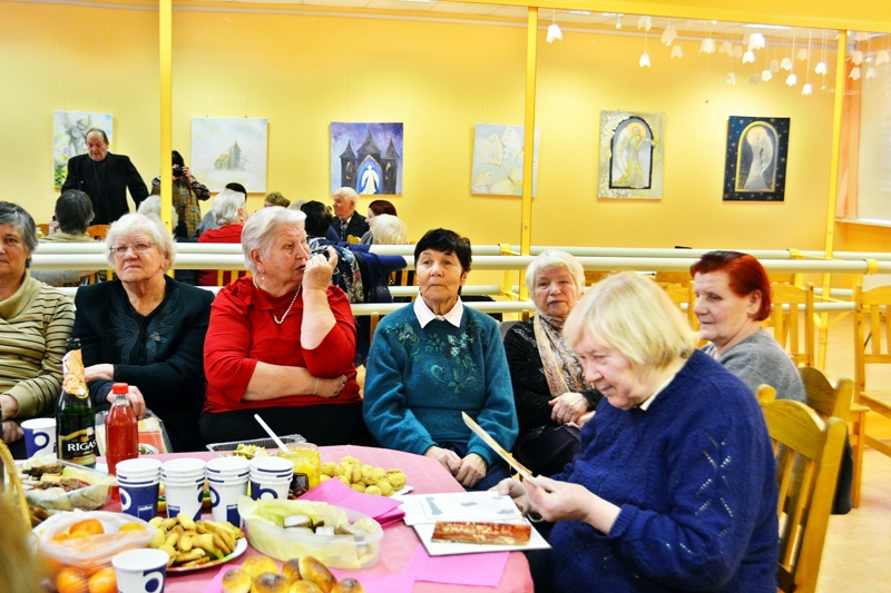 Bijušo kolhoznieku un sovhoznieku tikšanās Pilsrundālē. Priekšplānā – Aina Jurēvica, kura agrāk strādājusi padomju saimniecības «Rundāle» ēdnīcā.
Autors: Lilita Lauskiniece