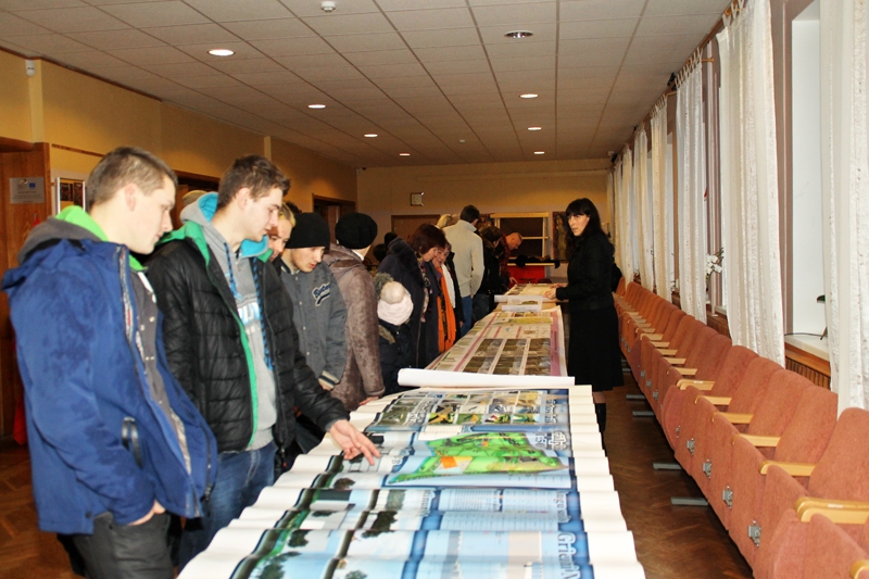 Teritorijas labiekārtošanai Rītausmu ciema iedzīvotājiem Agita Eglinska (no labās) piedāvāja četrus skiču projektus.
Autors: Uldis Varnevičs