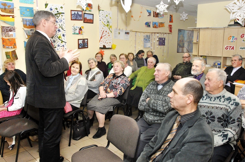 Romualds Ražuks iecavniekiem stāstīja par barikāžu idejas priekšvēsturi un mūsdienu politikas īpatnībām. 
Autors: Ivars Bogdanovs