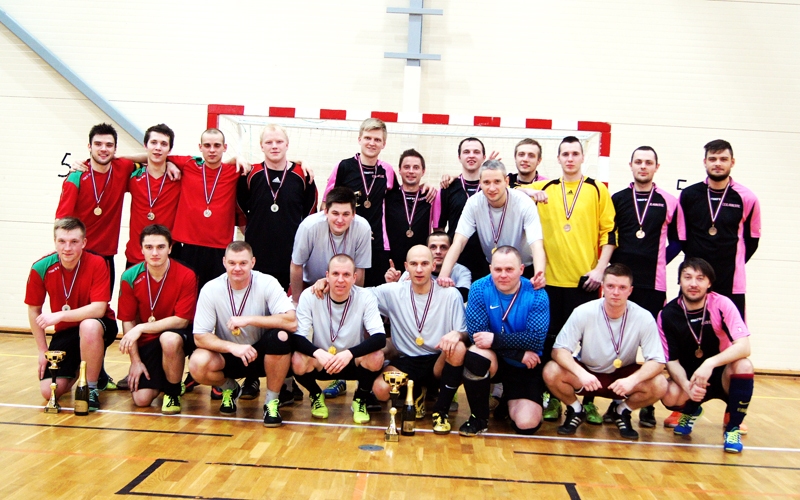 Valles nakts turnīrā. Otrās vietas ieguvēji «Partyzāns» (no kreisās), uzvarētāji – komanda «Bauska» (pelēki formas tērpi), 3. vietas ieguvēji «Ceraukste» (melni formas tērpi).
Autors: ELĪNA KĻAVIŅA