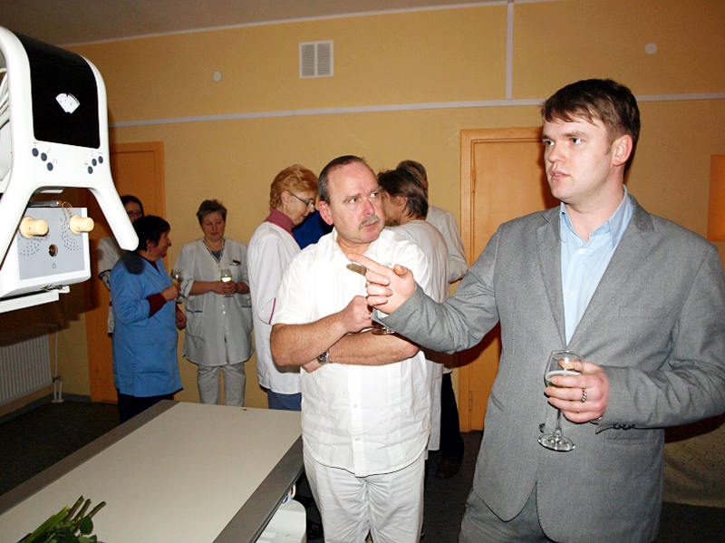 Iekārtu zobārstam Egilam Brantam (vidū) demonstrē piegādātājas SIA «Arbor Medical korporācija» pārstāvis.

Autors: iecava.lv