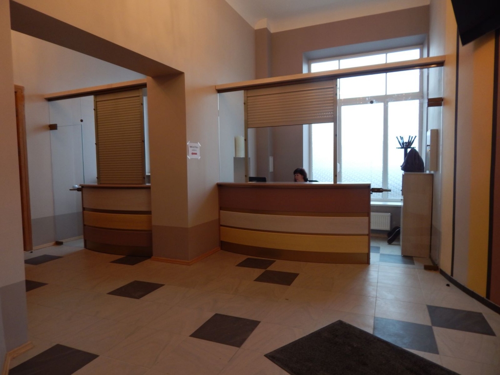 Vestibilā iekārtota gaumīga kases telpa, un pēc «Biļešu paradīzes» biļetēm un citām ieejas kartēm vairs nebūs jādodas uz ēkas otro stāvu. Šeit ir darba vieta arī klientu apkalpošanas speciālistam. 
Autors: Publicitātes foto.