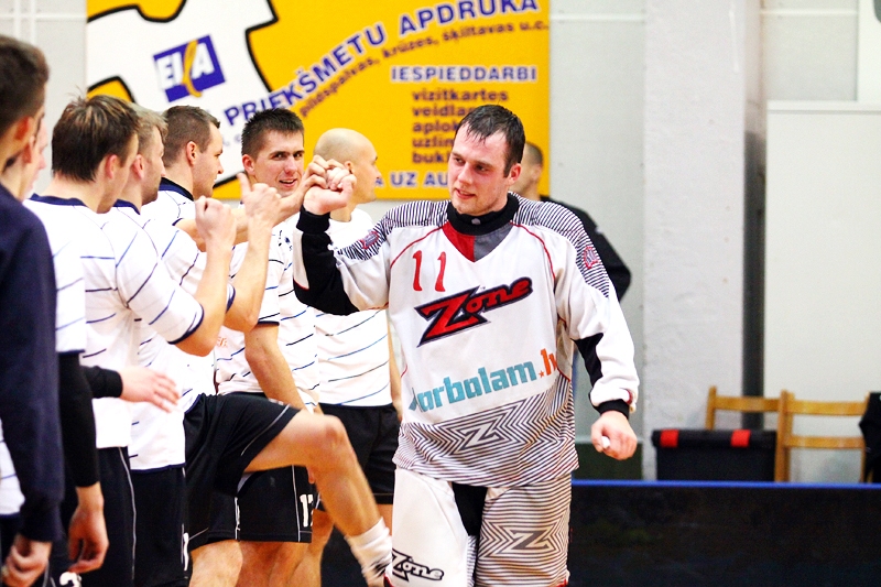 Elvis Holsts (priekšplānā), FK «Bauska» komandas vārtsargs, izpelnījās labākā spēlētāja godu mačā pret «Lielvārdes» komandu.
Autors: no «Bauskas Dzīves» arhīva