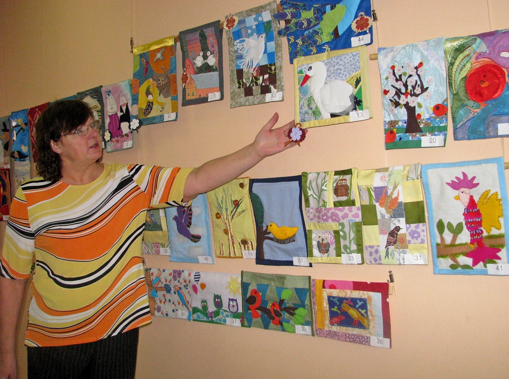 Bauskas BJC darbiniece Gita Sondore aicina interesentus izstādē «Putnu balle» apskatīt krāšņos lidotājus. Tos darinājuši bērni no visas Latvijas. 

Autors: Vilnis Auzāns