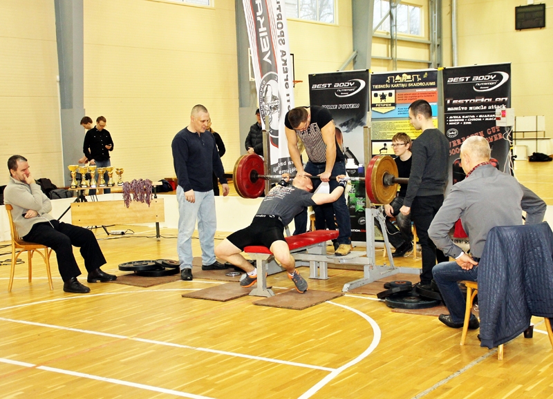 Aleksandrs Abramovs gatavojas uzspiest kārtējo svaru. Svaru stieni viņam palīdzēs izcelt Elvijs Žieds. 
Autors: Uldis Varnevičs