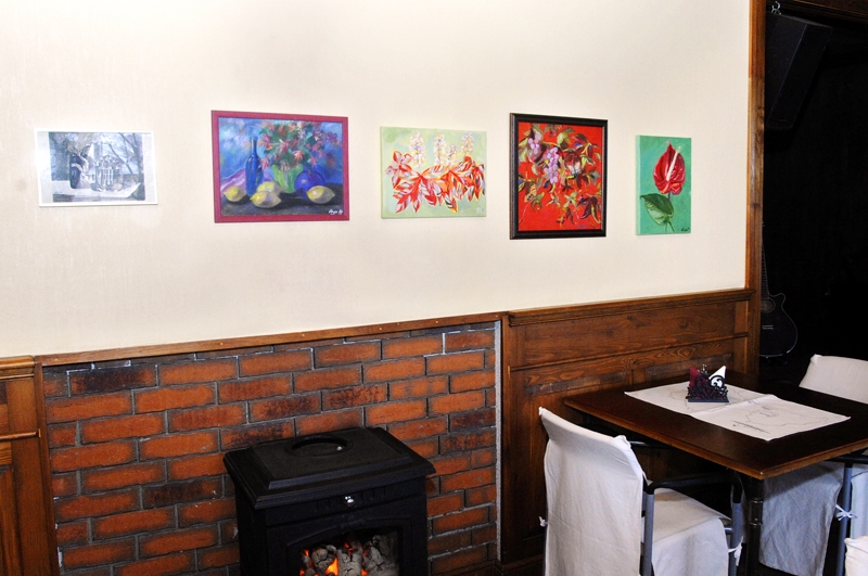 Kafejnīcā «Čuguna roze» A. Ludviga eksponē galvenokārt mākslas studijā «Meistars Gothards» gleznoto.