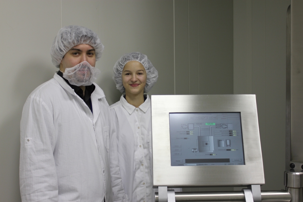 Tablešu un kapsulu ražošanas iecirkņa farmaceitiskās produkcijas ražošanas operators Olafs Vaļinieks trešdien bija Diānas Ramanes «darbaudzinātājs».
Autors: Publicitātes foto.