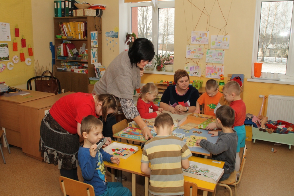 Mazajiem audzēkņiem Montesori izglītības materiāli var palīdzēt pilnvērtīgāk iekļauties sabiedrībā.
Skolotājas Aiga Štāle (no labās) un Liene Eriņa izmanto Montesori pedagoģijas principus jau tagad.
Autors: Uldis Varnevičs