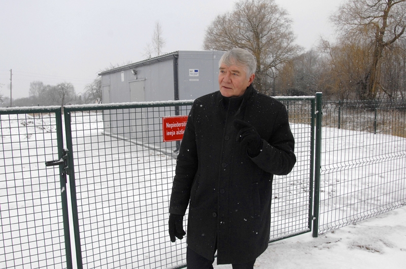 Ceraukstes pagasta pārvaldes vadītājs Viesturs Janševskis stāsta, cik pareizs bijis lēmums līdzās jaunajai ūdens atdzelžošanas un filtrēšanas stacijai izbūvēt arī nelielu autonomo elektrostaciju. Strāvas padeves pārtraukumi Mūsas ciemā nav reta parādība, šogad jauno staciju ir nācies jau vienreiz ieslēgt.
Autors: Ivars Bogdanovs