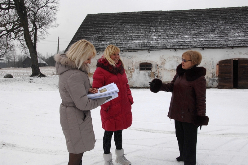 Viļa Plūdoņa muzejā tuvāko gadu nopietnākais darbs ir ratnīcas restaurācija. Par to pārliecināta pašvaldības speciāliste Jolanta Lauva (nokreisās),«Lejenieku» «saimniece» Signe Samsone un Bauskas muzeja direktore Baiba Šulce.

Autors: Ivars Bogdanovs